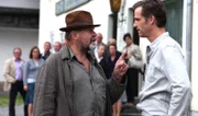 Huberbauer (Stefan Matousch) beschuldigt Franz (Max v. Thun) seinen Vater Anton erschossen zu haben.