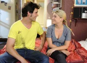Alexander Zeiss (Paul Grasshoff, l.) und Anna (Jeanette Biedermann, r.) drehen gemeinsam den Probe-Spot für die "Metzi"-Kampagne. Alles läuft wunderbar, und auch der Auftraggeber ist mit dem Ergebnis sehr zufrieden ...