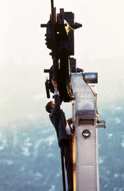 Mulder (David Duchovny) muss bei einer Verfolgungsjagd gefährliche Abenteuer wie diese Kletterpartie auf einer Drahtseilbahn bestehen.