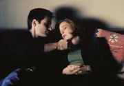 Fox Mulder (David Duchovny, l.); Dana Scully (Gillian Anderson, r.)