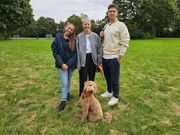 Ellen (l.) mit Fabienne, Malte und Mittelpudel Theo.  +++ Die Verwendung des sendungsbezogenen Materials ist nur mit dem Hinweis und Verlinkung auf RTL+ gestattet. +++