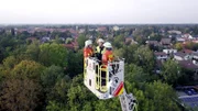 Moderatorin Claudia Pupeter (links) im Gespräch mit Feuerwehrfrauen der Feuerwehr Ottobrunn.