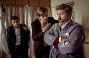 Huck (Patrick von Blume, M.) bittet Cem (Aykut Kayacik, r.), Angelo (Roberto Guerra, l.) nicht der Polizei auszuliefern.