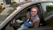 Die alleinerziehende Liane ist hat vier Söhne und arbeitet halbtags als Pflegefachkraft. Jeden Tag pendelt sie 60 Kilometer zu ihrer Arbeitsstätte. Doch ihr Auto ist unzuverlässig, sie hat Angst, liegen zu bleiben. Kann Det helfen?