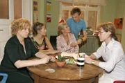 Lisas (Alexandra Neldel, r.), Agnes' (Susanne Szell, l.) und Hannahs (Laura Osswald, 2.v.l.) Plan scheint aufzugehen, als Jürgen (Oliver Bokern, 2.v.r.) Sabrina (Nina-Friederike Gnädig, M.) reinen Wein einschenkt ...