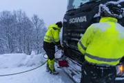Thord sichert die Seile der Winde, damit er den Lkw den Berg hinaufziehen kann.