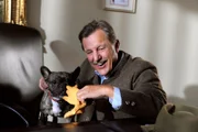 Bayerisches Fernsehen DAHOAM IS DAHOAM, FOLGE 825, "Am Rande des Wahnsinns", am Donnerstag um 19:45 Uhr. Als sein Hund nicht mit ihm spielen möchte, macht sich Bürgermeister Schattenhofer (Werner Rom) Sorgen um sein Lousierl.