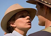 Um ihre gefürchtete Großmutter zu beeindrucken gibt Kate (Michala Banas) vor, mit Dave (Brett Tucker) verlobt zu sein. Doch obwohl alle auf der Farm ihr dabei helfen, erfährt die alte Dame schon bald die Wahrheit.