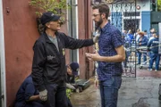 Nachdem Sebastian (Rob Kerkovich, r.) während einer Jagd auf einen wichtigen Verdächtigen einen vermeintlich unschuldigen Mann erschossen hat, ist er mit den Nerven am Ende. Kollege Agent Pride (Scott Bakula. l.) versucht, ihn zu beruhigen ...