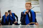 Maike Junghans (Carina Wiese, r.) ist mit Jana Macourek (h.l.) und Moritz Krätschmer (Ferdi Özten, h.r.) auf der Elbe im Einsatz.