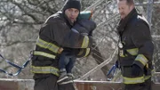 Matthew Casey (Jesse Spencer, l.), Mouch (Christian Stolte)