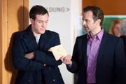 ARD/HEITER BIS TÖDLICH - FUCHS UND GANS, neue Krimiserie (16 Folgen), Folge 9 "Der Papst kommt". Max Vogt berichtet Stefan Fuchs, dass der Bestsellerautor Peter Papst immer öfter Drohbriefe erhält.