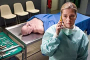 Dr. Anja Licht (Karin Thaler) hat bei der Obduktion des toten Polizisten (Komparse) eine seltsame Entdeckung gemacht und teilt diese Hubert und Staller per Telefon mit.