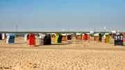 SENDER: ARD - SENDETITEL: Verrückt nach Camping (6) - UNTERTITEL:  Der geheimnisvolle Bungalow - CAPTION:  ARD/MDR VERRÜCKT NACH CAMPING (6), "Der geheimnisvolle Bungalow", Strand beim Campingplatz Neuharlingersiel.