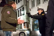 Schlägerei vor der Pony Ranch. Polizist Gehringer (Leo van Kann, r.) versucht, Bulle (Jorres Risse, l.) in Schach zu halten.