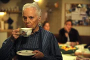 Theres (Ursula Erber) braucht bei dem ganzen Weihnachtskarten-Stress eine Teepause.
