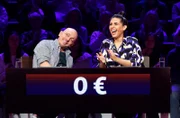 Rateteam-Kapitän Bernhard Hoëcker (l.) und und die Radio- und Fernsehmoderatorin, Podcasterin und Autorin Ariana Barborie (r.) bilden ein Rateteam.