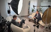 Gestalter Gregor Stuhlpfarrer beim Interview mit Sebastian Kurz (Bundeskanzler 2017-2019, 2020-2021, ÖVP).