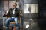 Semir (Erdogan Atalay) ist an einen Stuhl gefesselt, unter dem sich eine Bombe befindet. Eine unbekannte Stimme klärt ihn über seine Situation auf.