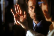 Als Mulder (David Duchovny) beim Husten Blut spuckt, ist ihm klar, dass auch er einen neuartigen todbringenden Tabakrauch eingeatmet hat.
