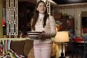 Sie hat eine neue Freundin, die sich aber sehr bald als falsche Freundin, die sie nur ausnutzen will, herausstellt: Sue (Eden Sher) ...