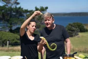 Gordon Ramsay (r.)