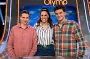 Moderatorin Esther Sedlaczek (M.) mit den Kandidaten des Teams "heuteshow": Fabian Köster (l.) und Lutz van der Horst (r.)