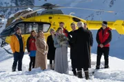 Nach einigem Hin und Her ist es endlich soweit: Verena (Gundula Niemeyer, M.) und Michael (Robert Lohr, 4.v.r.) geben sich das Jawort! Ihre engsten Freunde Markus (Sebastian Ströbel, l.), Katharina (Luise Bähr, 2.v.l.), Simon (Ferdinand Seebacher, 5.v.l.), Rudi (Michael Pascher, r.), Emilie (Stefanie von Poser, 3.v.l.), Jessika (Maxi Warwel, 4.v.l.), Leon (Tim Marco Rietz, 2.v.r.) und Peter Herbrechter (Michael König, 3.v.r.) sind mit dabei.