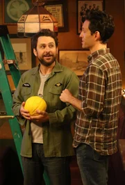 Charlie Kelly (Charlie Day, l.); Dennis Reynolds (Glenn Howerton, r.)