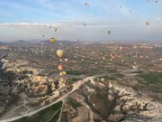 Türkei: Ballonfahrten sind für viele TouristInnen in Kappadokien ein Muss.
