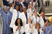 Ist stolz auf Cristina, die für den Harper Avery Award nominiert wurde: Richard (James Pickens jr., M.) ...