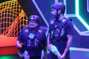 Frank Reynolds (Danny DeVito, r.); Charlie Kelly (Charlie Day, r.)
