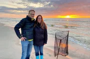 Stefan und Anna beim Bernsteine fischen auf der Frischen Nehrung.