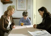 NDR Fernsehen TATORT, "Engel der Nacht", am Dienstag um 22:00 Uhr. Es ist verwunderlich, aber obwohl er am Tatort gewesen sein muss, scheint der kleine Manuel (Henry Stange) nichts von dem Mord an seinem Vater mitbekommen zu haben. Jedenfalls können weder Klara Blum (Eva Mattes) noch die Haushälterin Frau Sendel (Beata Lehmann) etwas aus ihm herausbekommen.
