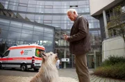 Urban Fuchs will Kriminalrätin Ackermann im Krankenhaus besuchen. Herr Kaiser muss draußen bleiben.