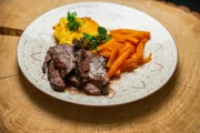Hauptgericht: Gingelser Ochsenbacken mit Biersoße und Kartoffelstampf, glasierte Möhrchen und Speckbohnen.