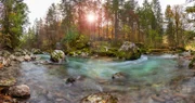 Unterhalb der Zugspitze hat die Loisach noch Wildwassercharakter. Nicht weit von ihren Quellen durchfließt die Loisach in Österreich das Ehrwalder Becken, bevor es wieder durch die Berge geht. Auch wenn die Bundesstraße nach Garmisch fast immer in Sichtweite ist, die Loisach fließt hier noch wild und ungestüm, wandelt sich langsam vom Bach zum Fluss.