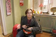 Bruno (Tim Sander) kommt in seinem WG-Zimmer an und gibt sich optimistisch.