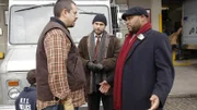 Det. Bernard (Anthony Anderson, re.) und Det. Lupo (Jeremy Sisto) vernehmen Silvio Mangiafico (Frank Pando). Ist er in den Fall Carlson verwickelt?