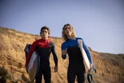 Marlon (Joao Marinho, l.) und Ari (Kai Lewins, r.) treffen am "Stairway to Heaven" aufeinander. Marlon will hier seiner neuen Mannschaft seinen Mut beweisen und Ari will sich selbst zeigen, dass er an der Stelle, an der er vor einem Jahr verunglückte, wieder surfen kann.