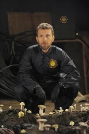 Hodgins (T.J. Thyne) stellt erstaunt fest, dass der verweste Körper mit Pilzen übersäht ist, die scheinbar auf dem Leichnam gezüchtet wurden. Hodgins (T.J. Thyne) stellt erstaunt fest, dass der verweste Körper mit Pilzen übersäht ist, die scheinbar auf dem Leichnam gezüchtet wurden.