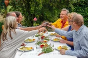 Zum Hauptgang reicht Irmgard (Mitte rechts) Rotwein, die Gäste (v.l.n.r.) Jutta Braun, Jürgen Mees, Jessica Schönfeld, Walter Krögner und Jürgen Süß-Leonhardt freuen sich