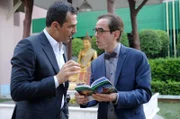 Kommissar Mehmet Özakin (Erol Sander, li.) und sein Assistent Mustafa Tombul (Oscar Ortega Sánchez) reisen in einer ungewöhnlichen Mission nach Bangkok.