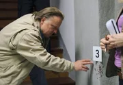 Ein Vollzugsbeamter der örtlichen Justizvollzugsanstalt, der bei den Häftlingen als besonders "harter Hund" bekannt war, wurde umgebracht: Kommissar Thiel (Axel Prahl) sichtet den Tatort.