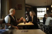 Malte (Daniel Zillmann) und Anita (Nadja Becker) treffen sich in Maltes Stammkneipe, nachdem sich Anita mit ihrem Mann gestritten hat.