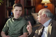 Sheldon Cooper (Iain Armitage, l.); Dr. Sturgis (Wallace Shawn, r.)