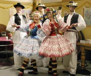 Cloris Leachman (Ida), Jane Kaczmarek (Lois).