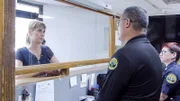 Sandra bei der Polizeistation in Catana.