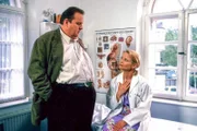 Benno Berghammer (Ottfried Fischer, l.) befragt Sprechstundenhilfe Frau Keller (Michou Friesz, r.) nach möglichen Motiven.