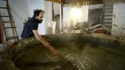 Die grüne Pampe besteht aus Resten der Olivenölproduktion sowie einer Lauge aus Meersalz – später wird daraus Seife. Georgios Ksentouris stellt dieses nachhaltige Produkt in vierter Generation her.